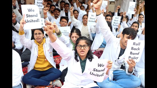 MBBS students of govt colleges need not pay ₹10 lakh bond amount: Khattar