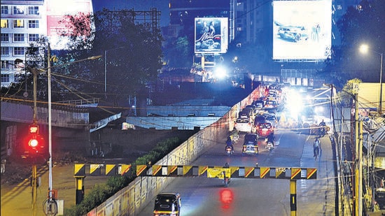 Mumbai, India - November 02, 2022: Gokhale Bridge at Andheri, in Mumbai, India, on Wednesday, November 02, 2022. (Photo by Vijay Bate/HT Photo) (HT PHOTO) Mumbai, India - November 02, 2022: Gokhale Bridge at Andheri, in Mumbai, India, on Wednesday, November 02, 2022. (Photo by Vijay Bate/HT Photo) (HT PHOTO)