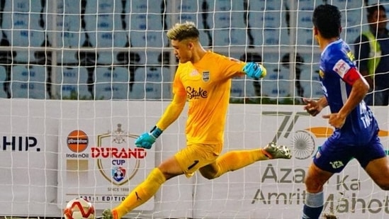 Mumbai City FC goalkeeper Phurba Lachenpa in action(Twitter/MumbaiCityFC)