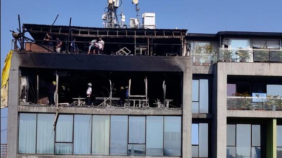 Fire brigade staff in action at restaurant ‘Vegeta’ in Lullanagar area of Pune on Tuesday. (HT FILE PHOTO)