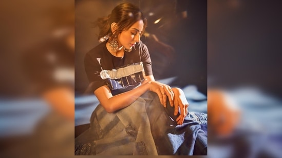Keeping with the theme of the look, Rakul Preet tied her hair in a messy bun and opted for minimal makeup. (Instagram/@rakulpreet)