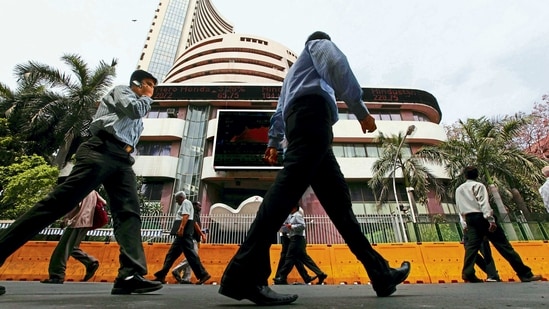 Sensex dips over 200 points to end day at 60,906, Nifty closes above 17,500. (HT Photo)(MINT_PRINT)