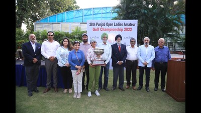 Guntas Kaur Sandhu (centre) with the winner’s trophy at the Ladies Punjab Open. (HT)