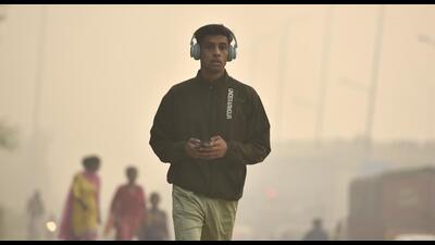 Doctors said that exposure to severely polluted air can trigger life-threatening complications even in healthy people. (Sanjeev Verma/HT Photo) Doctors said that exposure to severely polluted air can trigger life-threatening complications even in healthy people. (Sanjeev Verma/HT Photo)