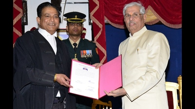 Justice Chander Bhushan Barowalia (retd) was sworn in as the Lokayukta of Himachal Pradesh in the presence of Governor Rajendra Vishwanath Arlekar at a ceremony in Raj Bhawan, Shimla, on Thursday. (HT Photo)