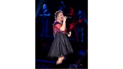 Kelly Clarkson. She won the first season of American Idol in 2002, and bagged a record deal with RCA. Her second studio album, Breakaway, sold over 12 million copies worldwide and won two Grammy Awards. (Wikimedia Commons) Kelly Clarkson. She won the first season of American Idol in 2002, and bagged a record deal with RCA. Her second studio album, Breakaway, sold over 12 million copies worldwide and won two Grammy Awards. (Wikimedia Commons)