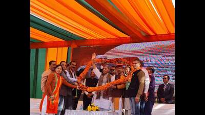 Defence minister Rajnath Singh being garlanded by BJP leaders during the public meeting for the upcoming Himachal Pradesh assembly elections in Jaisinghpur on Thursday. (HT Photo) Defence minister Rajnath Singh being garlanded by BJP leaders during the public meeting for the upcoming Himachal Pradesh assembly elections in Jaisinghpur on Thursday. (HT Photo)