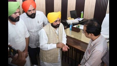 Chief Minister Bhagwant Mann interacting with locals during the surprise visit at Tehsil office and facility center of Samrala in Ludhiana on Thursday (Photo Hindustan Times) Chief Minister Bhagwant Mann interacting with locals during the surprise visit at Tehsil office and facility center of Samrala in Ludhiana on Thursday (Photo Hindustan Times)