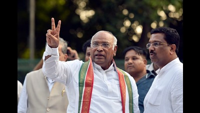 Minutes before the Gujarat poll schedule was released by the Election Commission on Thursday, Congress chief Mallikarjun Kharge announced 10 promises by the party (Hindustan Times) Minutes before the Gujarat poll schedule was released by the Election Commission on Thursday, Congress chief Mallikarjun Kharge announced 10 promises by the party (Hindustan Times)