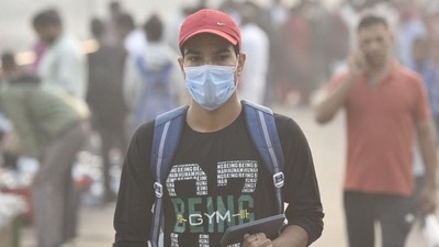 Commuters in Anand Vihar walk through a dense blanket of smog in the early hours of Sunday in New Delhi. (Sanjeev Verma/HT Photo) Commuters in Anand Vihar walk through a dense blanket of smog in the early hours of Sunday in New Delhi. (Sanjeev Verma/HT Photo)