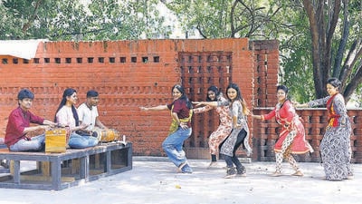 Kanchi Shinde (centre), dancer-actor, at a rehearsal of Lavani performance at SPPU on Thursday. (Rahul Raut/HT PHOTO) Kanchi Shinde (centre), dancer-actor, at a rehearsal of Lavani performance at SPPU on Thursday. (Rahul Raut/HT PHOTO)
