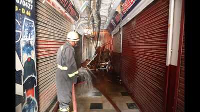 Fire at Prince Market in Hazratganj, in Lucknow, on Thursday. (HT Photo)