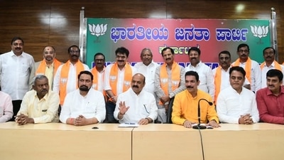 Muddahanumegowda, a senior leader and former Member of Parliament from Tumakuru, had announced his decision to quit the Congress in September. Muddahanumegowda, a senior leader and former Member of Parliament from Tumakuru, had announced his decision to quit the Congress in September.