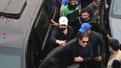 Khan was traveling in a large convoy of trucks and cars heading towards the capital, Islamabad, as part of his campaign aimed at forcing the government to hold early elections. Image from November 1. (AFP) Khan was traveling in a large convoy of trucks and cars heading towards the capital, Islamabad, as part of his campaign aimed at forcing the government to hold early elections. Image from November 1. (AFP)