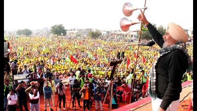 Led by army veteran Joginder Singh Ugrahan, 77, the ultra-left leaning union met chief minister Bhagwant Mann on October 7 and sought from him to facilitate arms licences in the name of its office-bearers in the districts depending on the requirement and need. (HT File) Led by army veteran Joginder Singh Ugrahan, 77, the ultra-left leaning union met chief minister Bhagwant Mann on October 7 and sought from him to facilitate arms licences in the name of its office-bearers in the districts depending on the requirement and need. (HT File)