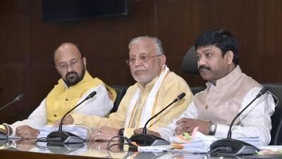 Uttar Pradesh ministers Nand Gopal ‘Nandi’ and Suresh Khanna at a briefing on state cabinet decisions in Lucknow on Thursday. (HT PHOTO ) Uttar Pradesh ministers Nand Gopal ‘Nandi’ and Suresh Khanna at a briefing on state cabinet decisions in Lucknow on Thursday. (HT PHOTO )