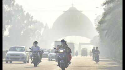 Commuters on road near Golden Gate amid smog in Amritsar .Sameer Sehgal /HT Commuters on road near Golden Gate amid smog in Amritsar .Sameer Sehgal /HT