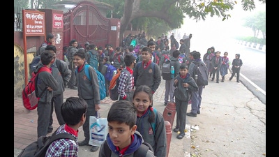 New Delhi: Students wait outside their school on a road engulfed in smog, at Kasturba Nagar in New Delhi, Thursday, Nov. 3, 2022. Delhi's air quality continued to be in the 'severe' category on Thursday, according to Central Pollution Control Board data. (PTI Photo/Pinaki Prem Sen)(PTI11_03_2022_000038B) (PTI) New Delhi: Students wait outside their school on a road engulfed in smog, at Kasturba Nagar in New Delhi, Thursday, Nov. 3, 2022. Delhi's air quality continued to be in the 'severe' category on Thursday, according to Central Pollution Control Board data. (PTI Photo/Pinaki Prem Sen)(PTI11_03_2022_000038B) (PTI)