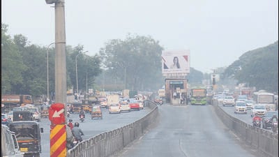 A PMPML bus plying on BRTS route near Viman Nagar. (Shankar Narayan/HT PHOTO)