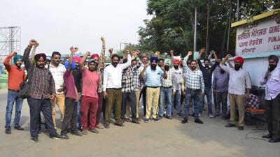 Roadways employees’ union protesting against ‘km scheme’ plan in Ludhiana. (Harvinder Singh/HT)