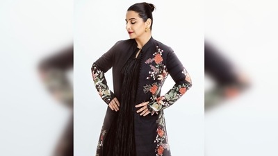 Vidya Balan went bold with her makeup and opted for intense red lips with kohl eyes to complement her look. (Instagram/@vidyabalan) Vidya Balan went bold with her makeup and opted for intense red lips with kohl eyes to complement her look. (Instagram/@vidyabalan)