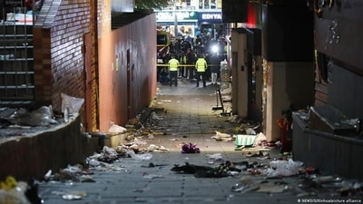 Trapped in an alley: The crush happened during Halloween celebrations in Itaewon, a district of South Korea's capital city Seoul. (NEWSIS/Xinhua/picture alliance) Trapped in an alley: The crush happened during Halloween celebrations in Itaewon, a district of South Korea's capital city Seoul. (NEWSIS/Xinhua/picture alliance)