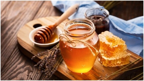 Consuming honey can be beneficial for your overall hair health (Unsplash) Consuming honey can be beneficial for your overall hair health (Unsplash)