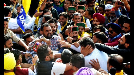 AAP party workers roughing up a Punjab protestor after he raised slogans against the AAP government in Punjab during Delhi chief minister Arvind Kejriwal’s roadshow in Solan on Thursday. (HT Photo)