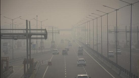 The Delhi-Meerut Expressway witnessed heavy pollution levels in the afternoon, in Ghaziabad, India, on Thursday, November 3, 2022. (HT Photos)