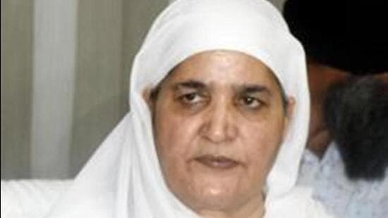 After Bibi Jagir Kaur announced to contest SGPC president polls scheduled on November 9 and was suspended by the Shiromani Akali Dal (SAD) for the same, the Delhi Sikh Gurdwara Management Committee (DSGMC) on Thursday stated that there is golden opportunity for the gurdwara body members to “liberate the SGPC from clutches of Badals”. (HT File Photo)