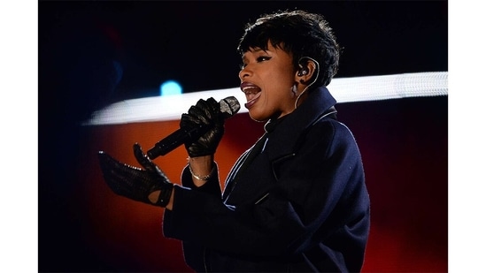 เจนนิเฟอร์ ฮัดสัน.  ผู้ชนะรางวัลเอ็มมี โทนี่ แกรมมี่ และออสการ์เริ่มต้นจาก American Idol ซึ่งเธอได้อันดับที่ 7 ในปี 2547 (วิกิมีเดียคอมมอนส์)