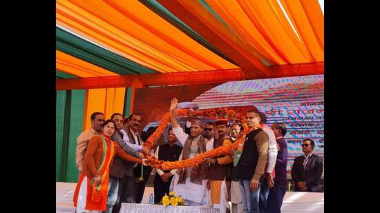 Defence minister Rajnath Singh being garlanded by BJP leaders during the public meeting for the upcoming Himachal Pradesh assembly elections in Jaisinghpur on Thursday. (HT Photo)