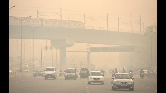 New Delhi, India - Nov. 3, 2022: A moving metro train seen from NH 24 on a smoggy morning in New Delhi, India, on Thursday, November 3, 2022. (Photo by Sanjeev Verma/ Hindustan Times) (Hindustan Times)