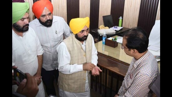 Chief Minister Bhagwant Mann interacting with locals during the surprise visit at Tehsil office and facility center of Samrala in Ludhiana on Thursday (Photo Hindustan Times)