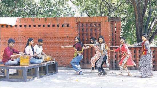 Kanchi Shinde (centre), dancer-actor, at a rehearsal of Lavani performance at SPPU on Thursday. (Rahul Raut/HT PHOTO)