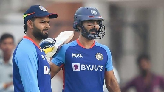 India wicketkeeper-batters Rishabh Pant and Dinesh Karthik(Twitter) India wicketkeeper-batters Rishabh Pant and Dinesh Karthik(Twitter)