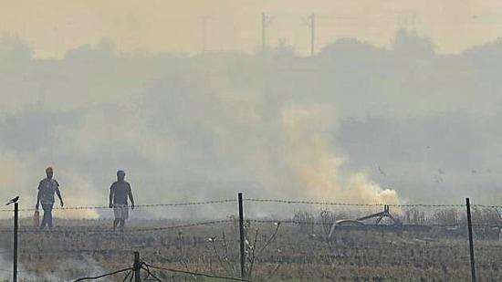 AQI dipped to the severe category in New Delhi amid farm fires. (Hindustan Times)