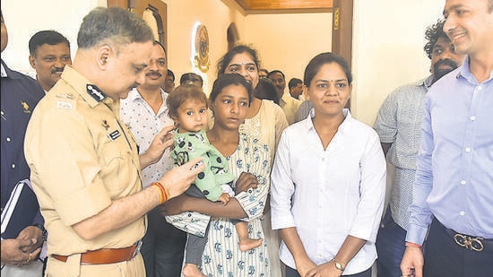 Mumbai, India - November 03, 2022: Two women arrested by Mumbai Police after kidnapping a one-year-old baby girl from the pavement outside SNDT College, Santacruz and taken to Solapur by them. Police Commissioner Vivek Phansalkar reunites the infant with her mother, at CP Office, in Mumbai, India, on Thursday, November 03, 2022. (Photo by Anshuman Poyrekar/Hindustan Times) (Anshuman Poyrekar/HT PHOTO)