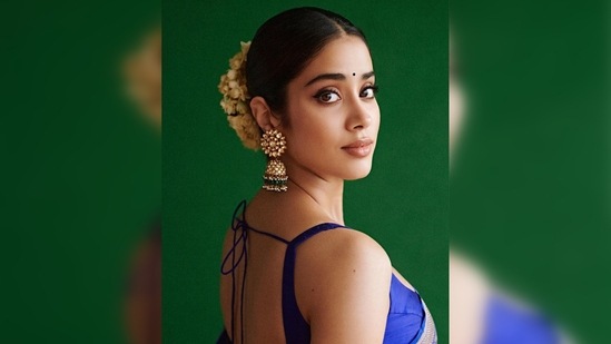 Janhvi Kapoor completed her look with kundan jhumkas, a bindi and gajra.(Instagram/@janhvikapoor)