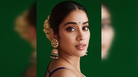 Janhvi Kapoor paired her saree with a solid blue sleeveless tie-up backless blouse.(Instagram/@janhvikapoor)