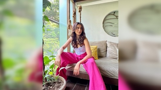 Rakul Preet donned a white corset inspired strapless top which she paired with a high-rise loose fit pink trousers.(Instagram/@rakulpreet)