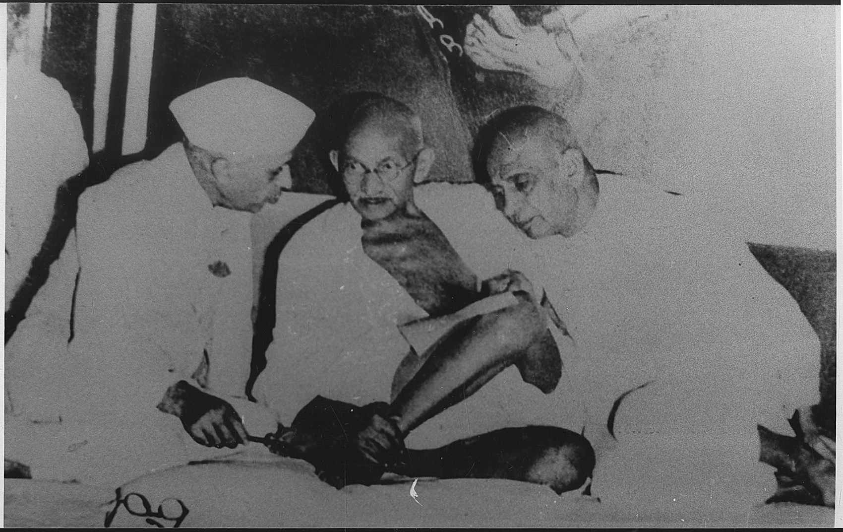 Mahatma Gandhi’s visit to Kashmir in August 1948 brought some hope but there was still no decision on joining India. Jawaharlal Nehru kept reminding Vallabhbhai Patel about the urgency of accession because the winter would cut Kashmir off from the rest of India. (HT Archive)