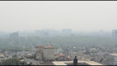 Smog covers city skyline. (Shankar Narayan/HT PHOTO)