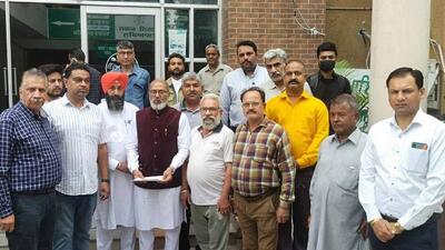 BJP leader Parveen Bansal, along with other after BJP wokers, after handing over a memorandum at MC office in Ludhiana. (HT PHOTO)