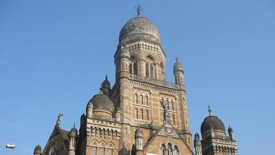 SC restrains BMC from taking action against retailers for not putting up Marathi sign boards SC restrains BMC from taking action against retailers for not putting up Marathi sign boards
