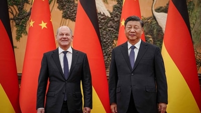 Chinese President Xi Jinping (R) welcomes German Chancelor Olaf Scholz. (AFP) Chinese President Xi Jinping (R) welcomes German Chancelor Olaf Scholz. (AFP)