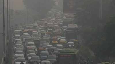 New Delhi: Vehicles stuck in a traffic jam amid low visibility due to heavy smog, in New Delhi, Friday, Nov. 4, 2022. (PTI Photo/Manvender Vashist Lav)
(PTI11_04_2022_000018A) (PTI) New Delhi: Vehicles stuck in a traffic jam amid low visibility due to heavy smog, in New Delhi, Friday, Nov. 4, 2022. (PTI Photo/Manvender Vashist Lav)
(PTI11_04_2022_000018A) (PTI)
