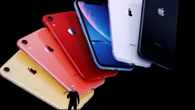 FILE PHOTO: CEO Tim Cook presents the iPhone 11 at an Apple event at its headquarters in Cupertino, California, U.S. September 10, 2019. REUTERS/Stephen Lam/File Photo