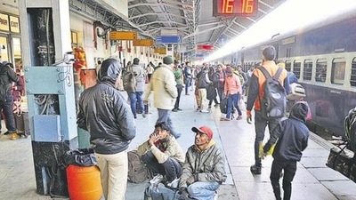 Platform ticket rates were hiked to ₹50 in an attempt to curb the rush because of Diwali and Chhath Puja (HT) Platform ticket rates were hiked to ₹50 in an attempt to curb the rush because of Diwali and Chhath Puja (HT)