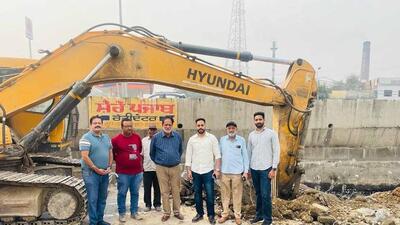 Mayor Balkar Singh Sandhu, along with others officials, at the construction visit site of connecting ramp in Transport Nagar , Ludhiana. (HT PHOTO) Mayor Balkar Singh Sandhu, along with others officials, at the construction visit site of connecting ramp in Transport Nagar , Ludhiana. (HT PHOTO)